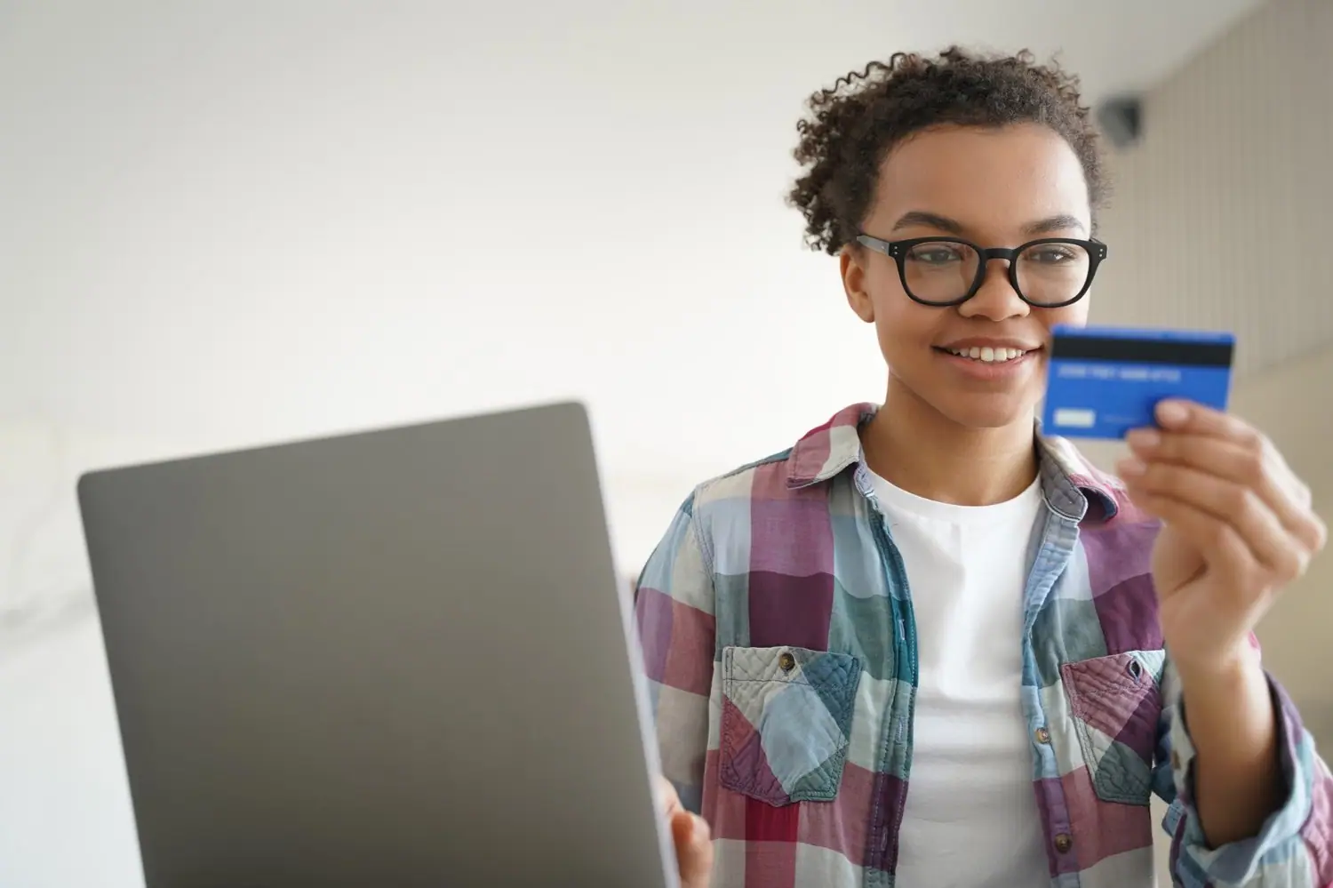 Jakie prawa przysługują konsumentowi przy zakupie wadliwego towaru w internecie?