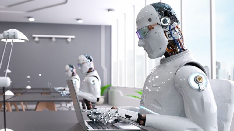 Humanoidalne roboty pracują na laptopie w biurze