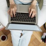 Kobieta uczy się zdalnie z laptopem w domu