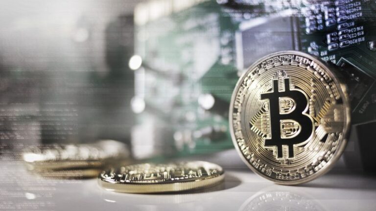 Moneta kryptowaluty Bitcoin na tle płyty głównej